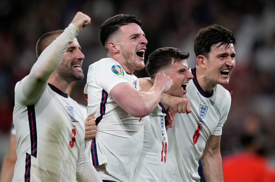Các cầu thủ tuyển Anh ăn mừng cuồng nhiệt sau khi trận đấu kết thúc. Trong số họ có nhiều người lần đầu dự EURO nhưng đã cùng nhau tạo nên một đội tuyển thi đấu bản lĩnh, chắc chắn. Trên hành trình vào chung kết, tuyển Anh chỉ để thủng lưới 1 bàn.