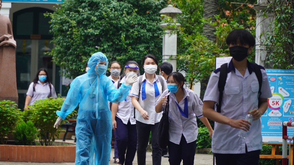 Các biện pháp phòng dịch được siết chặt tại điểm thi Trường THPT Lê Quý Đôn (TPHCM) - nơi có thí sinh test nhanh dương tính với SARS-CoV-2. Ảnh: Thanh Phúc