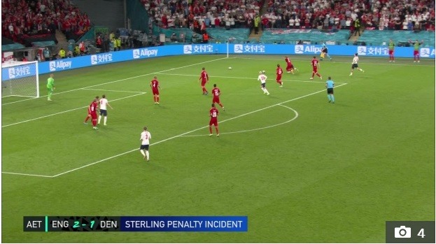 Sterling đột phá dẫn đến phạt đền cho tuyển Anh khi trên sân có đến 2 quả bóng nhưng trọng tài không cho trận đấu dừng lại. Ảnh: Chụp màn hình.