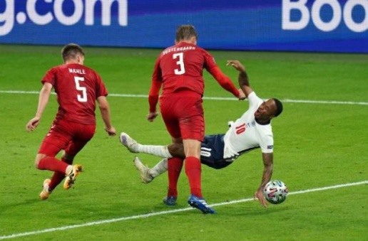 Tình huống Raheem Sterling ngã trong vòng cấm đội tuyển Đan Mạch. Ảnh: UEFA