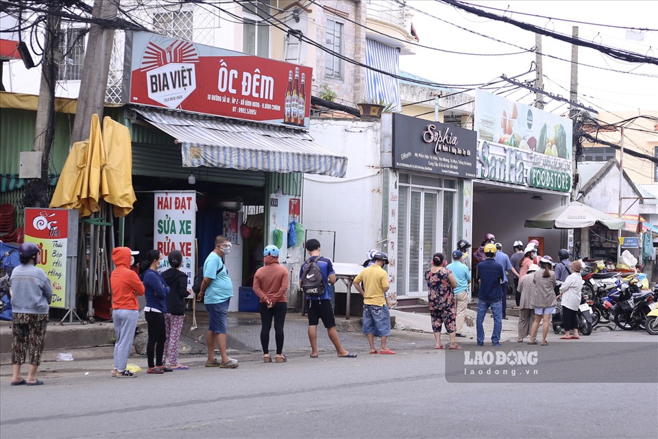 Theo ghi nhận của PV Báo Lao Động, sáng ngày 8.7, nhiều người dân tại TPHCM đã tranh thủ đi mua sắm trước thông tin từ 0h ngày 9.7, TPHCM sẽ thực hiện Chỉ thị 16 của Thủ tướng Chính phủ.