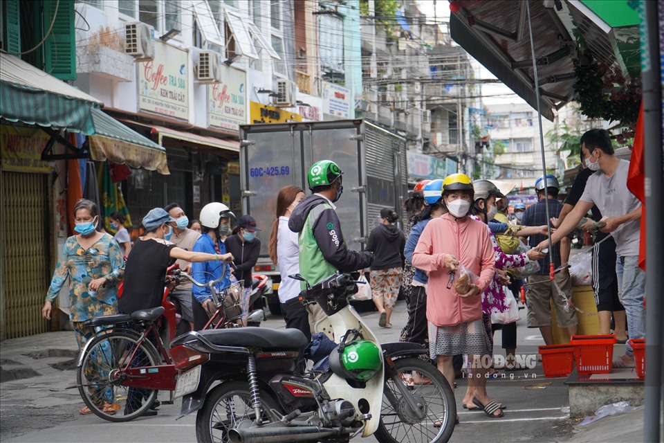 Tại khu vực chợ tạm nằm trên đường Nguyễn Thiện Thuật (Quận 3), cũng ghi nhận tình trạng đông đúc tương tự.