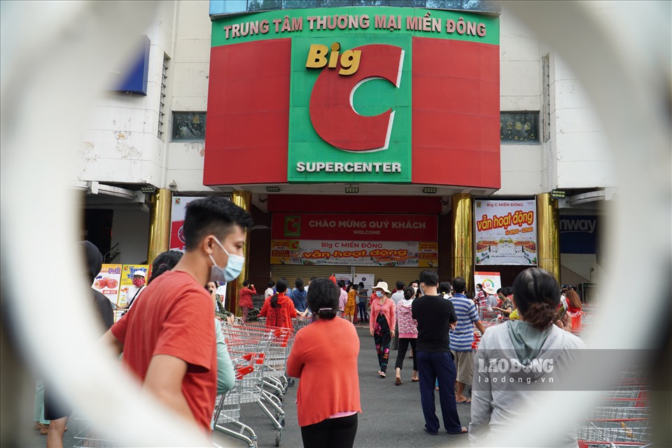 Ghi nhận tại siêu thị Big C miền Đông (đường Tô Hiến Thành, Quận 10), mặc dù 8h siêu thị mới mở cửa nhưng từ sớm đã đông người dân đứng xếp hàng chờ đợi.