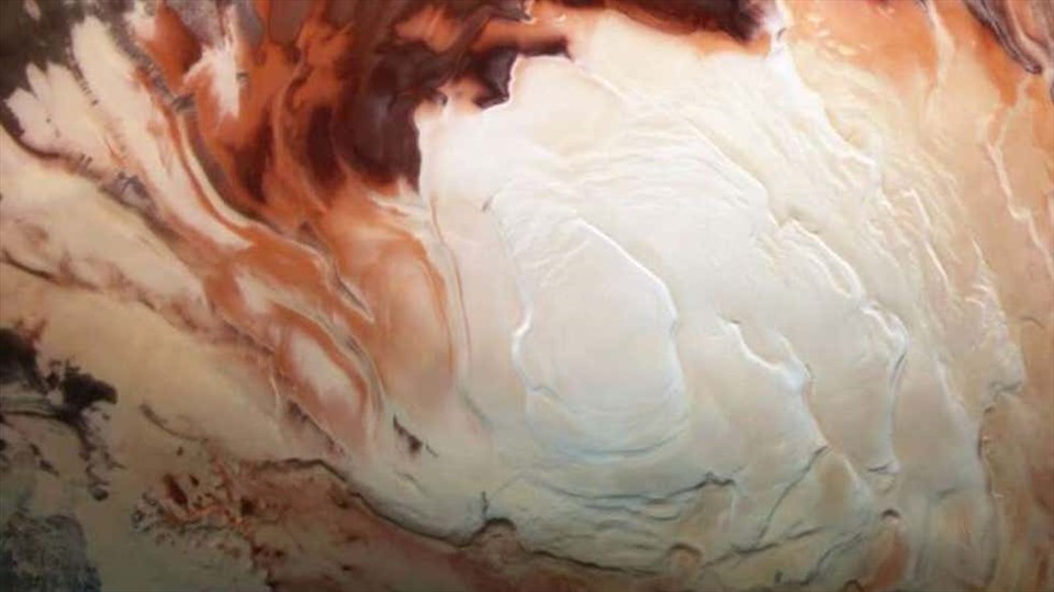 Vùng màu trắng sáng của hình ảnh này cho thấy lớp băng bao phủ cực nam sao Hỏa, bao gồm nước đóng băng và carbon dioxide đóng băng. Ảnh: ESA