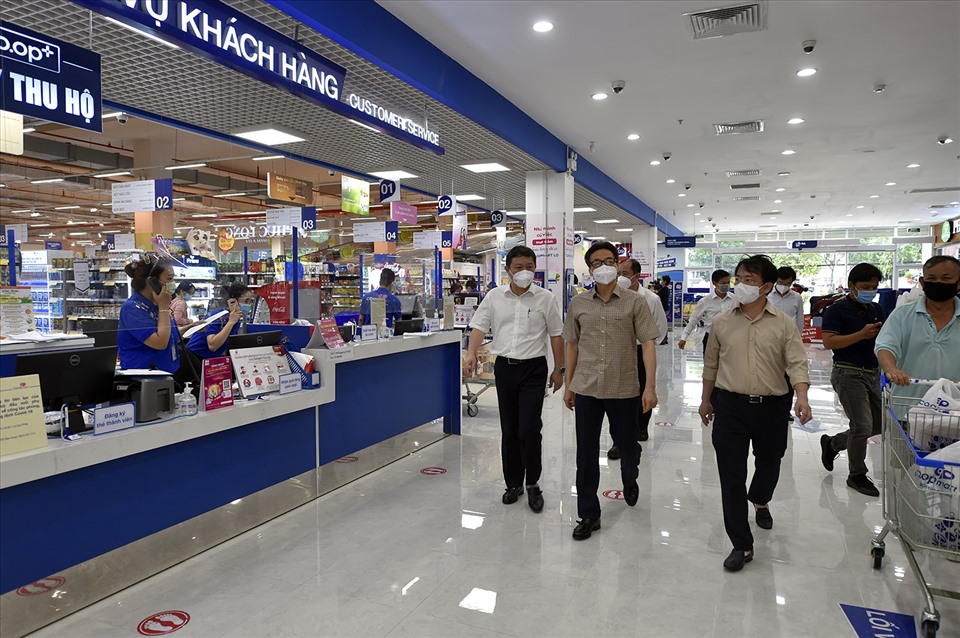 Phó Thủ tướng Vũ Đức Đam kiểm tra công tác phòng chống dịch tại siêu thị Coop mart tại quận Tân Bình. Ảnh: VGP/Đình Nam