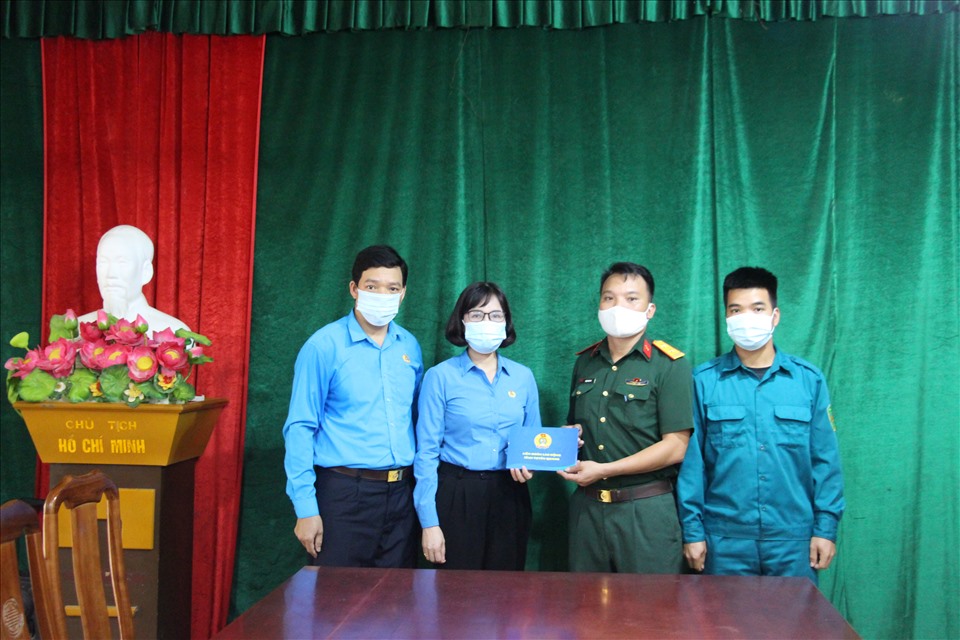 Lãnh đạo LĐLĐ tỉnh Tuyên Quang trao hỗ trợ tới đại diện người lao động trở về từ Bắc Giang. Ảnh: Hải Dương