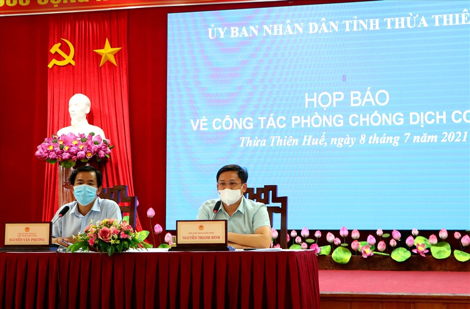 Ông Nguyễn Văn Phương (trái) - Chủ tịch UBND tỉnh Thừa Thiên Huế trả lời họp báo. Ảnh: PĐ.