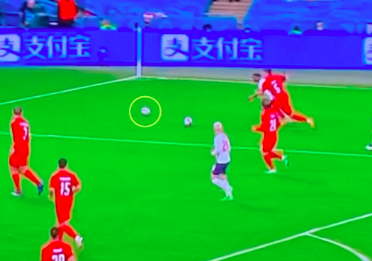 Tình huống xuất hiện 2 quả bóng trên sân trong trận Anh - Đan Mạch. Ảnh: Chụp màn hình