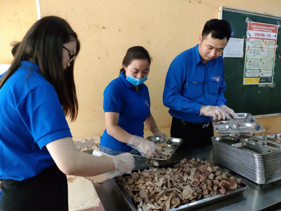 Ngoài việc hỗ trợ suất ăn miễn phí, huyện  Mù Cang Chải còn hỗ trợ các thí sinh ở xa, có hoàn cảnh khó khăn được có chỗ ăn, nghỉ gần khu vực thi tốt nghiệp.