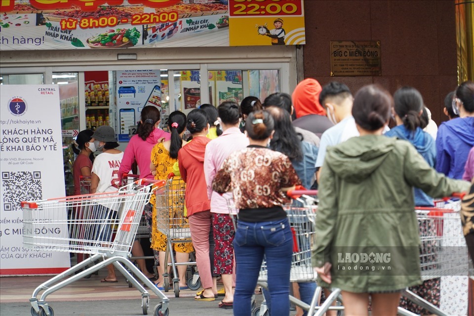 Người dân xếp hàng đi mua sắm sau khi có thông tin Thành phố giãn cách theo Chỉ thị 16.