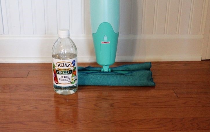 Dung dịch nước và giấm giúp làm sạch sàn nhà một cách hiệu quả. Ảnh: Bright side