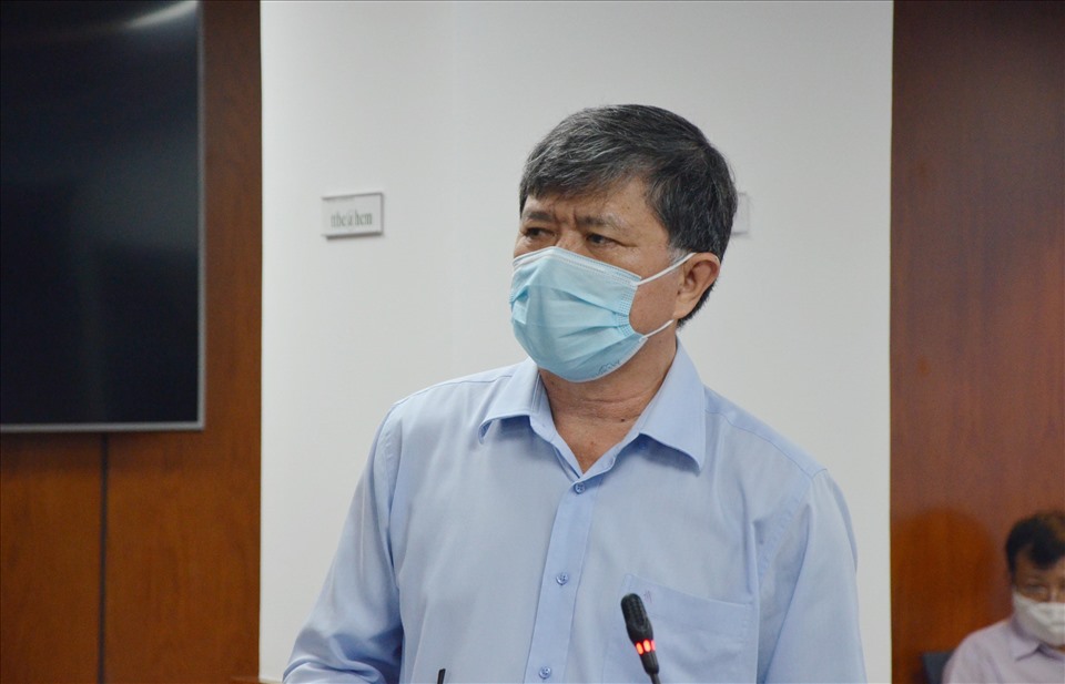 Ông Nguyễn Văn Hiếu - Phó giám đốc Sở Giáo dục và Đào tạo tại buổi họp báo tối 8.7: Ảnh: Chân Phúc