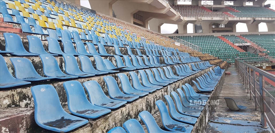 Năm 2014 khi đội bóng Xi măng The Vissai Ninh Bình giải thể, sân vận động với sức chứa 22.000 chỗ ngồi này cũng dần đi vào quên lãng và trở nên hoang tàn. Ảnh: NT