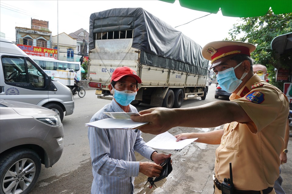 Hàng loạt tài xế buộc phải quay đầu xe vì không có đủ giấy tờ cũng như lý do không chính đáng.