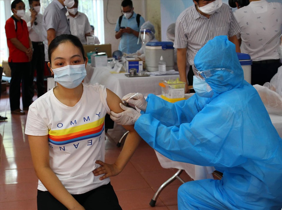 Tiêm vaccine COVID-19 cho công nhân ở Bắc Giang. Ảnh: Bộ Y tế