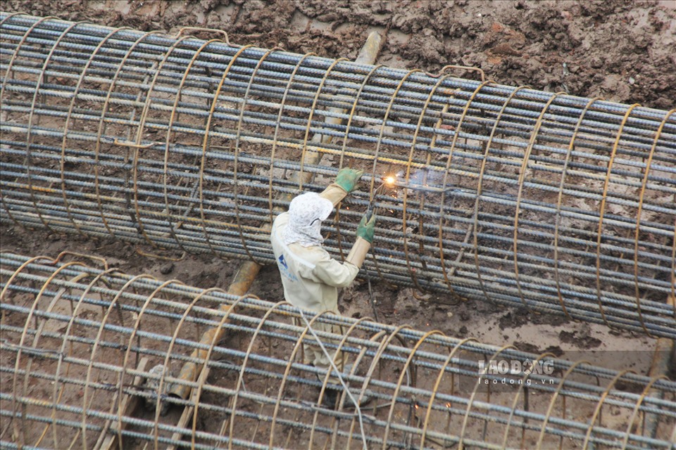 Được thi công ban ngày, công nhân gấp rút đẩy nhanh tiến độ dự án cầu Vĩnh Tuy
