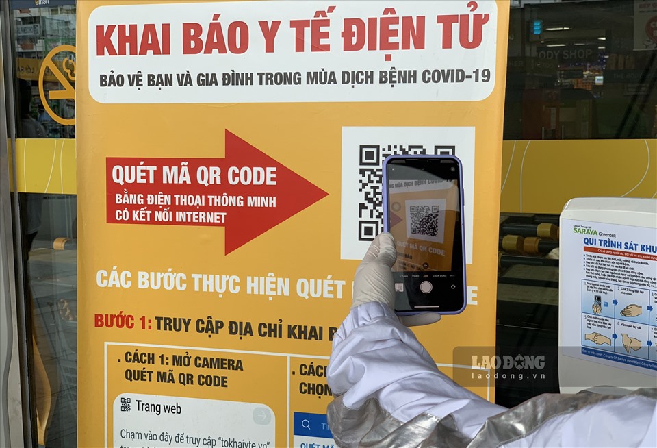 Tại Emat Phan Văn Trị (quận Gò Vấp), người dân khi tới mua sắm cũng phải thực  hiện khai báo y tế dưới 2 hình thức là quét mã QR hoặc khai báo thủ công.
