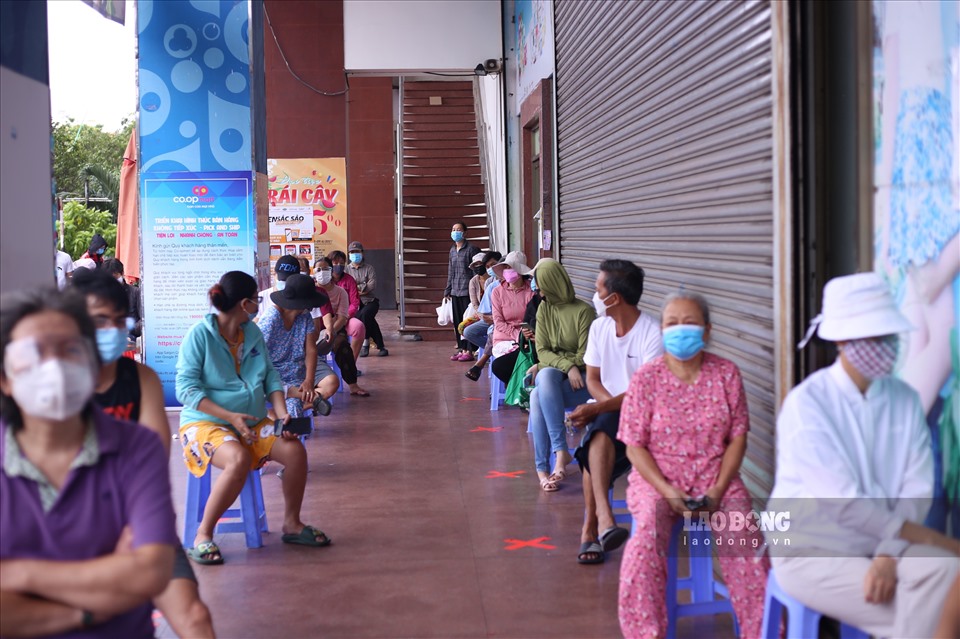 Vào tối ngày 8.7, nhiều người dân tại một số khu vực ở TPHCM như đã nhận được phiếu đi siêu thị do tổ trưởng khu phố phát.