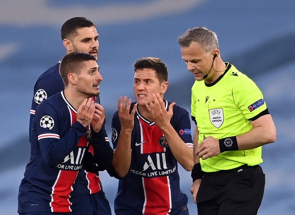 Ông Kuipers từng bị cầu thủ Paris Saint Germain cáo buộc là “nói bậy” với họ. Ảnh: UEFA