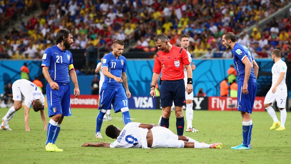 Kuipers từng bắt chính trận đấu giữa Italia và Anh tại World Cup 2014. Ảnh: FIFA