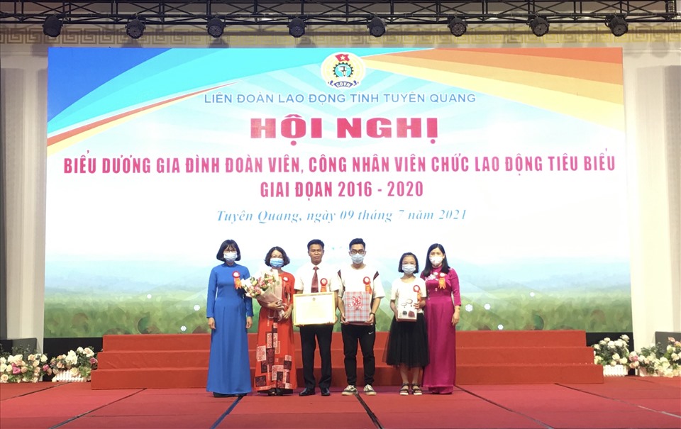 Anh Ngọ Văn Nguyên (thứ 3 từ trái) cùng gia đình nhận bằng khen của Tổng Liên đoàn Lao động Việt Nam. Ảnh: P.Q