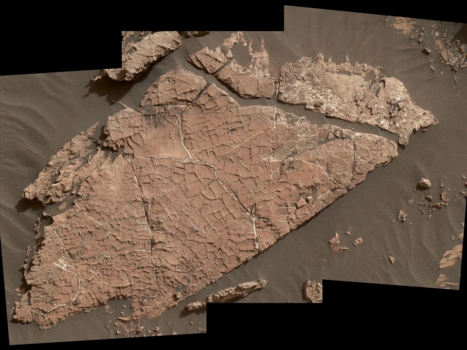 Các vết nứt trên phiến đá sao Hỏa này có thể đã hình thành từ sự khô đi của một lớp bùn cách đây hơn 3 tỉ năm. Ảnh: NASA