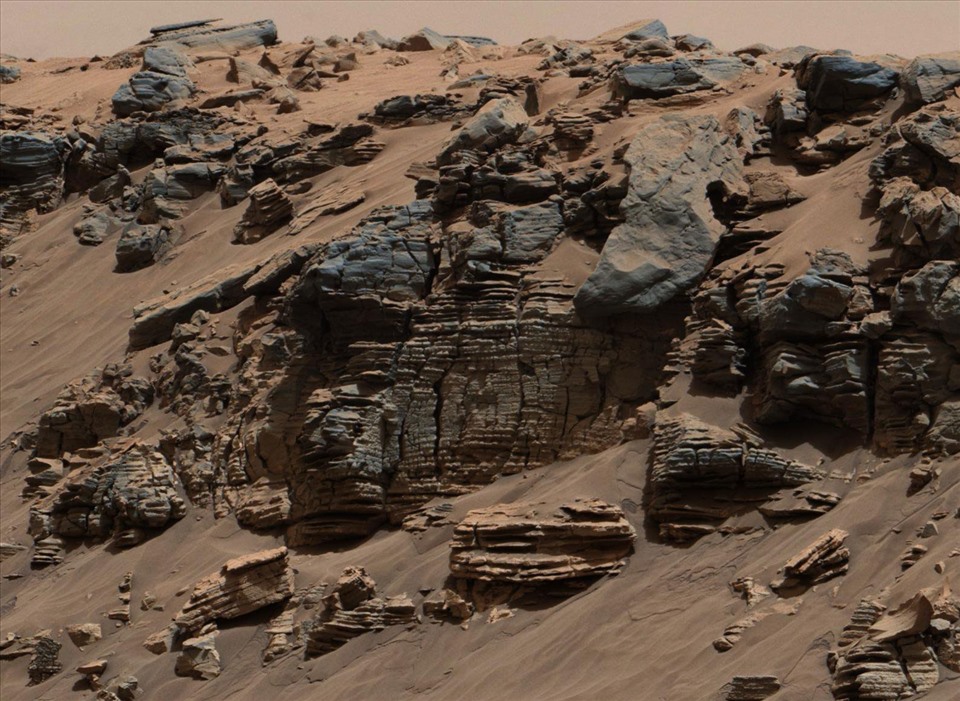 Tảng đá phân lớp đều nhau được Curiosity chụp được cho thấy mô hình điển hình của lớp trầm tích đáy hồ, không xa nơi nước chảy vào hồ. Ảnh: NASA