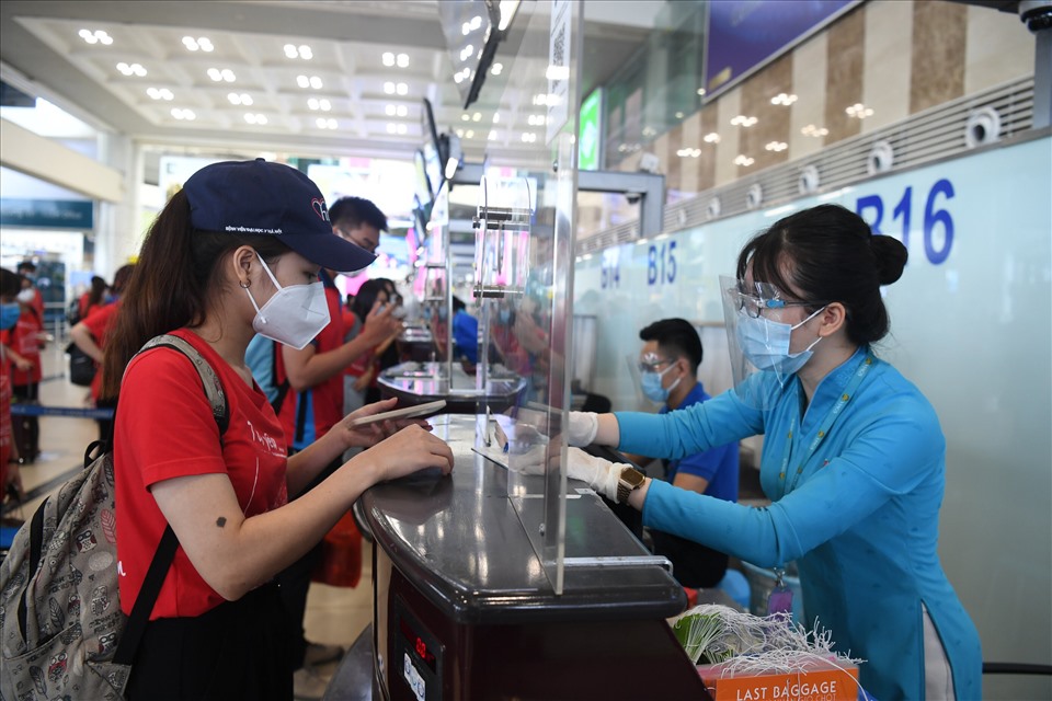 Vietnam Airlines chính thức thử nghiệm triển khai ứng dụng hộ chiếu sức khoẻ điện tử. Ảnh VNA