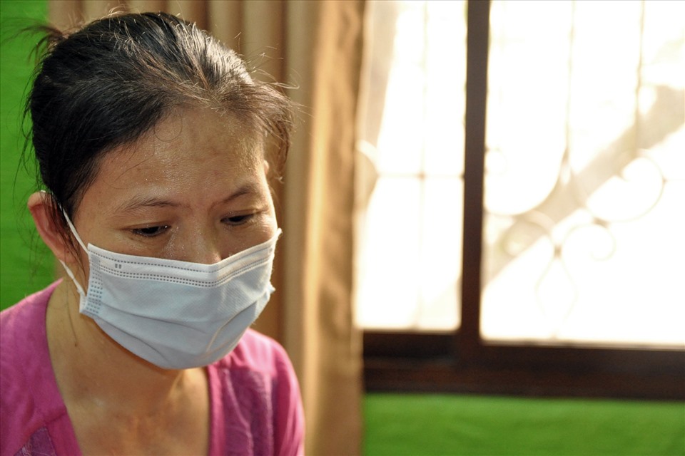 Chị Bùi Thị Lan, 3 lần sinh con thì 2 con bị bại não, đứa con duy nhất khỏe mạnh hơn thì đột ngột qua đời khi đang đi học.