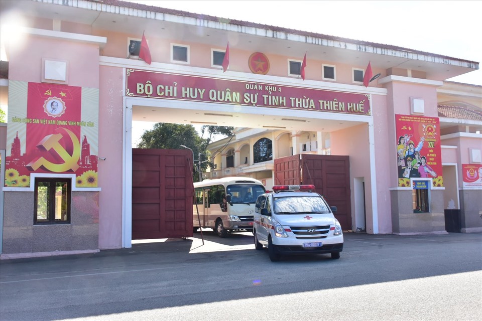 Theo nguyện vọng của các công dân Thừa Thiên Huế từ TP. HCM trở về địa phương đang cách ly tại tỉnh Quảng Trị, ngày 9.7, đoàn công tác của tỉnh Thừa Thiên Huế đã tổ chức lực lượng và phương tiện đi đón các công dân về cách ly tại tỉnh.