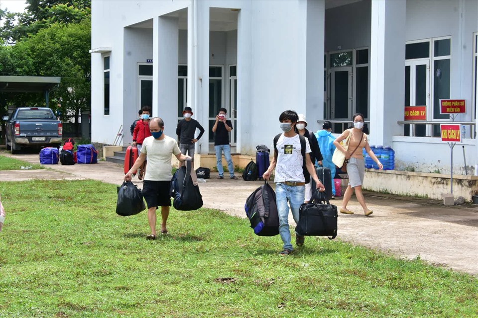 Các công dân chuẩn bị đồ, tư trang để trở về Thừa Thiên Huế cách ly.