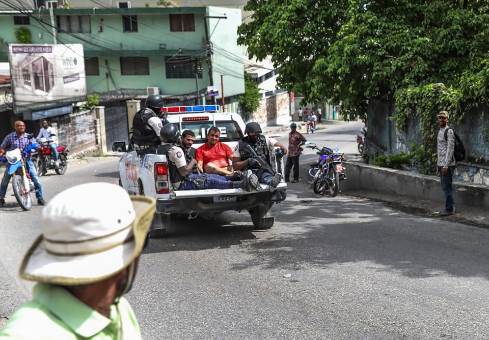 Hai nghi phạm liên quan đến vụ ám sát Tổng thống Haiti Jovenel Moise được áp giải trên xe cảnh sát ở Port-au-Prince. Ảnh: AFP