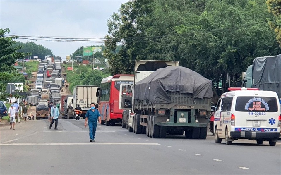 Cả trăm phương tiện, người tham gia giao thông khi đến địa bàn tỉnh Bình Phước phải quay đầu trở lại Đắk Nông vì không có giấy xét nghiệm âm tính COVID-19. Ảnh: Bảo Lâm
