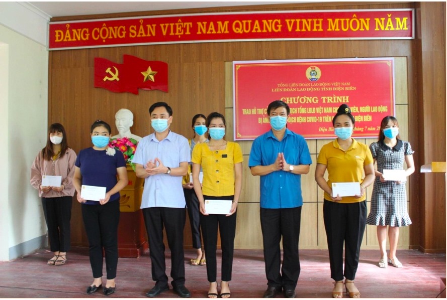 Ông Lê Thanh Hà - Chủ tịch LĐLĐ tỉnh Điện Biên trao tiền hỗ trợ của Tổng Liên đoàn cho đoàn viên, người lao động bị ảnh hưởng bởi dịch bệnh COVID-19 tại huyện Điện Biên. Ảnh: Thế Long
