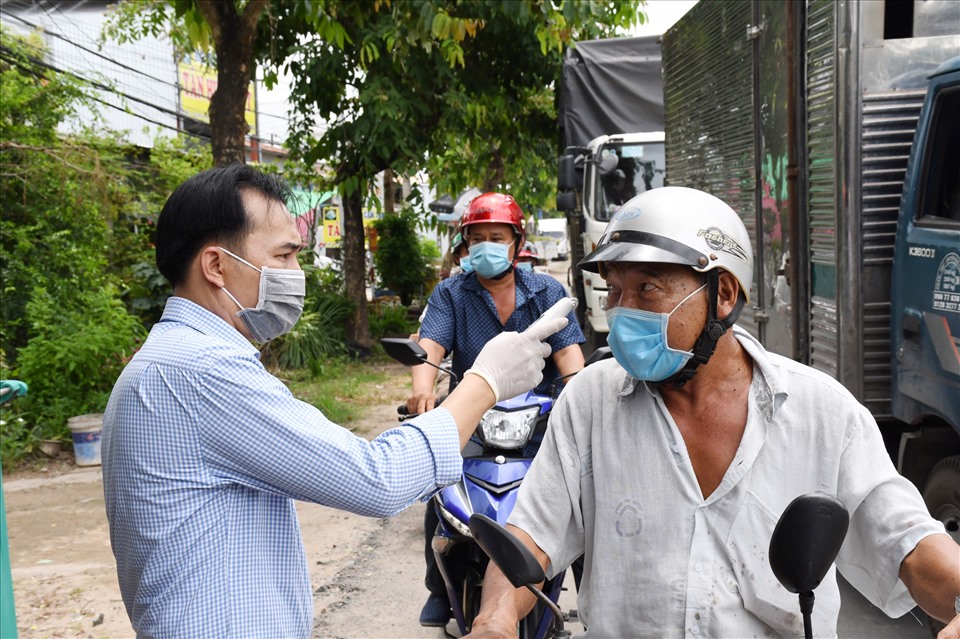 Lực lượng chức năng kiểm soát chặt những người ra vào Trà Vinh phòng dịch COVID-19. Ảnh: TR.L.