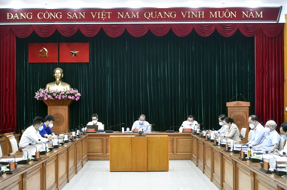 Phó Thủ tướng Thường trực Trương Hòa Bình, Phó Thủ tướng Vũ Đức Đam, Bí thư Thành ủy TPHCM Nguyễn Văn Nên dự họp tại đầu cầu TPHCM. Ảnh VGP/Đình Nam