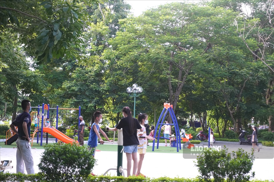 Tại khu vực công viên cây xanh, phường Điện Biên rất nhiều người dân, trẻ nhỏ tập trung về đây để tập thể dục.
