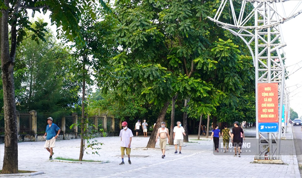 Sau khi công viên Hội An tạm thời đóng cửa để phòng dịch, người dân vẫn tập trung đi thể dục xung quanh công viên này.