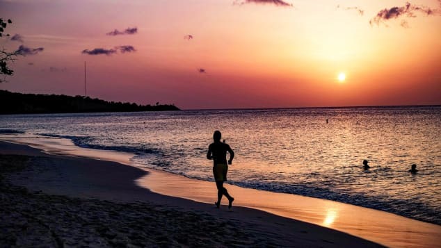 Chạy bộ khi hoàng hôn ở Saint George's, Grenada. Ảnh: Getty Images