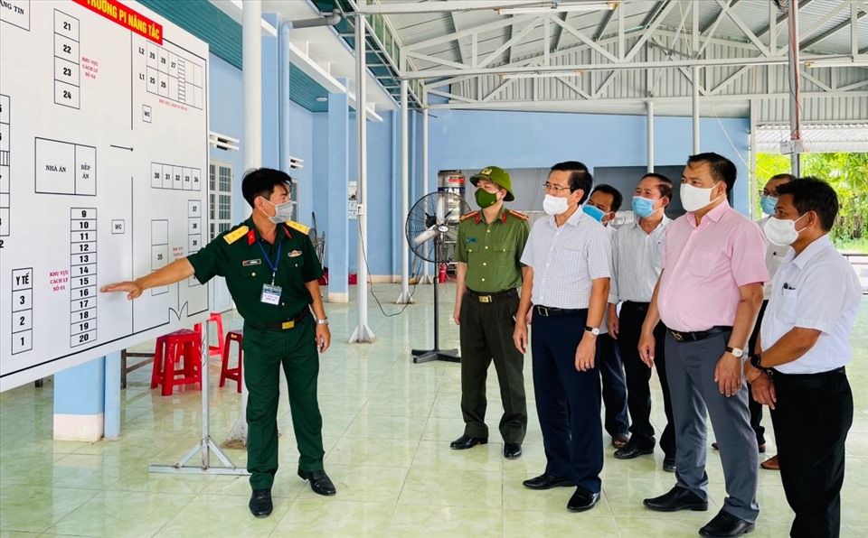 Phó Bí thư Tỉnh ủy Phạm Văn Hậu (thứ 3 từ trái qua) kiểm tra các khu cách ly tại huyện Bác Ái. Ảnh: Thanh Xuân.