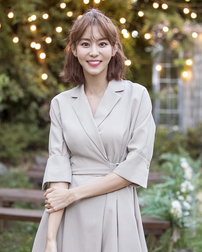 Ở bàn Hàn, UEE đảm nhận vai nữ chính Kim Do Ran - cô nàng “lọ lem” luôn nỗ lực chăm chỉ và lạc quan dù cuộc sống nghèo khó, sóng gió luôn bủa vây. Ảnh: Poster.
