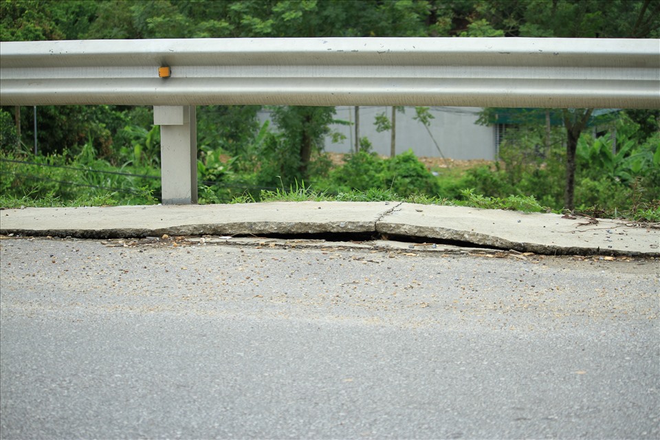 Trên một số đoạn, phần kết cấu bê tông đảm bảo an toàn 2 bên đường xuất hiện bong tróc nứt vỡ.