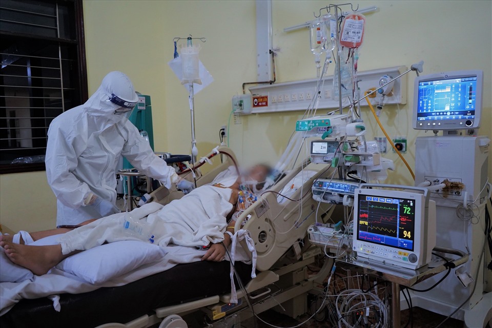 Tiếng máy thở, tiếng máy monitor kêu từng hồi đều đặn, xen kẽ trong khu phòng điều trị COVID-19. Các y bác sĩ đang kiểm tra lại lần cuối những bệnh nhân nguy kịch để chuẩn bị cho ê-kíp tiếp theo vào thay ca sau 7 tiếng làm việc liên tục.