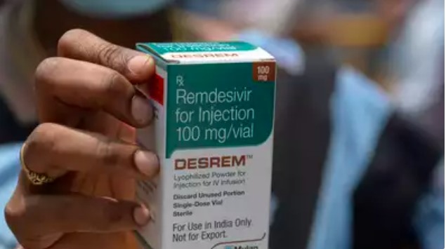 Hai loại thuốc gồm thuốc chống virus Remdesivir, Favipiravir và thuốc tiêm Tocilizumab đang được sử dụng trong điều trị COVID-19 nên nguồn cung đang thiếu hụt lớn. Ảnh: AFP/TimesofIndia