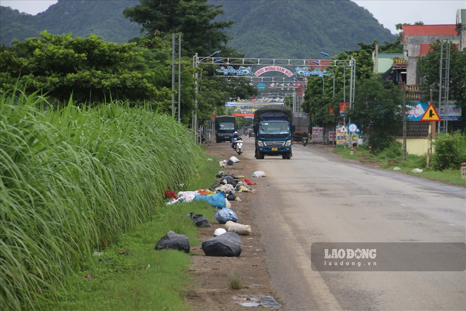 Phản ánh đến PV Báo Lao Động, từ nhiều tháng nay, người dân thị trấn Hàng Trạm, huyện Yên Thủy, tỉnh Hòa Bình phải sống trong cảnh ô nhiễm môi trường từ rác thải sinh hoạt gây ra.