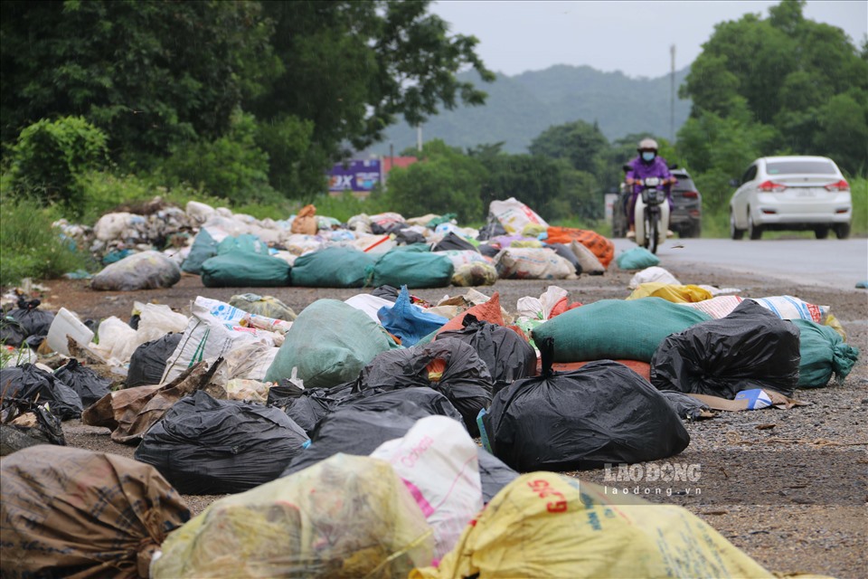 Ngày 1.8, theo ghi nhận của PV khi có mặt tại thị trấn Hàng Trạm, huyện Yên Thủy, doc 2 ven đường lối từ đường mòn Hồ Chí Minh lối rẽ vào thị trấn Hàng Trạm là hàng chục các bãi tập kết rác ven đường.