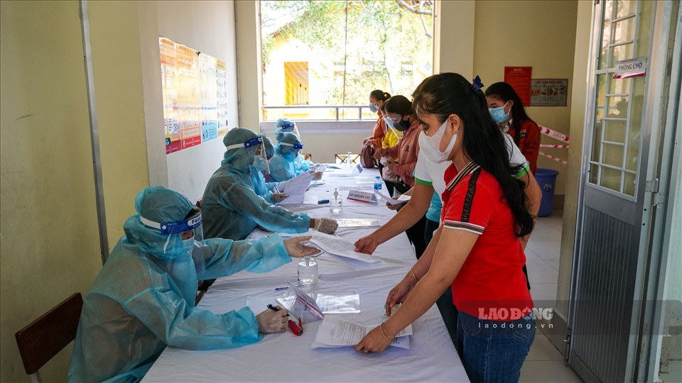 Theo ghi nhận, tại điểm tiêm trường THCS Đoàn Thị Điểm (quận Ninh Kiều, TP Cần Thơ), nhiều người có mặt tại điểm tiêm và khai báo thông tin trước khi tiến hành tiêm vaccine.