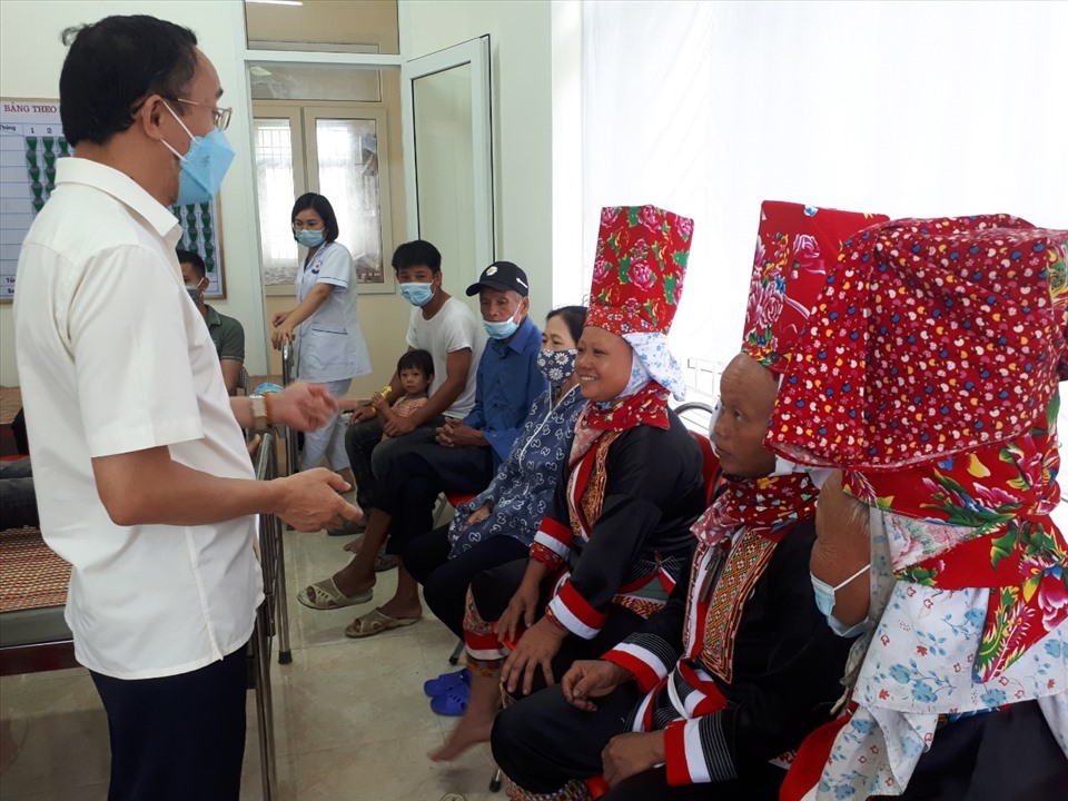 Lãnh đạo huyện Bình Liêu trò chuyện với người dân tiêm vaccine phòng COVID-19. Ảnh: CTV