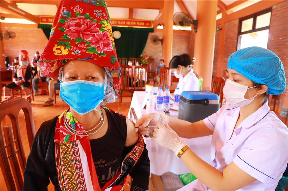 Người dân huyện Bình Liêu được tiêm vaccine Sinopharm. Ảnh: CTV