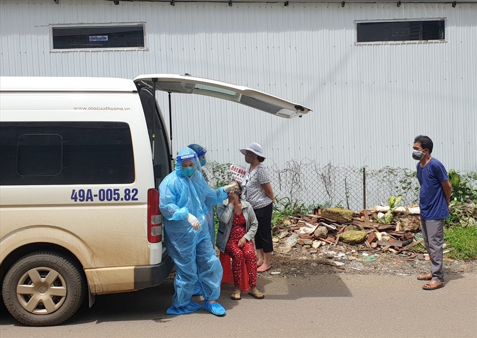 Lực lượng Y tế lấy mẫu xét nghiệm COVID-19 trong cộng đồng ở phường Lộc Sơn. Ảnh: KP